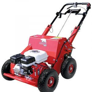 Roter handgeführter Bodenlüfter mit Verbrennungsmotor und großen Profilreifen, geeignet für Rasen- und Gartenarbeiten.