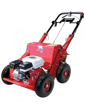 Roter handgeführter Bodenlüfter mit Verbrennungsmotor und großen Profilreifen, geeignet für Rasen- und Gartenarbeiten.